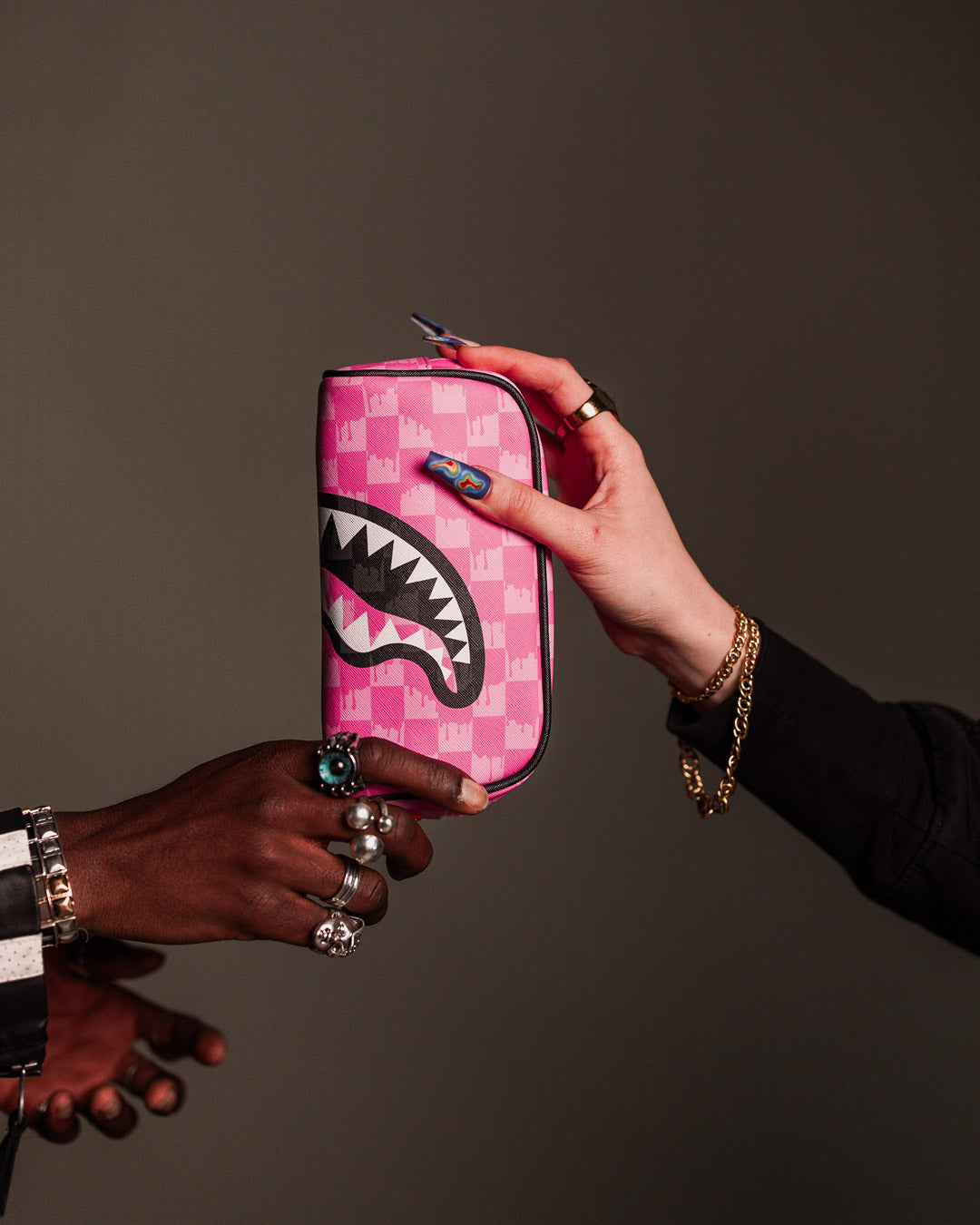 SPRAYGROUND® POUCH PINK AND BLACK DRIP CHECK POUCH